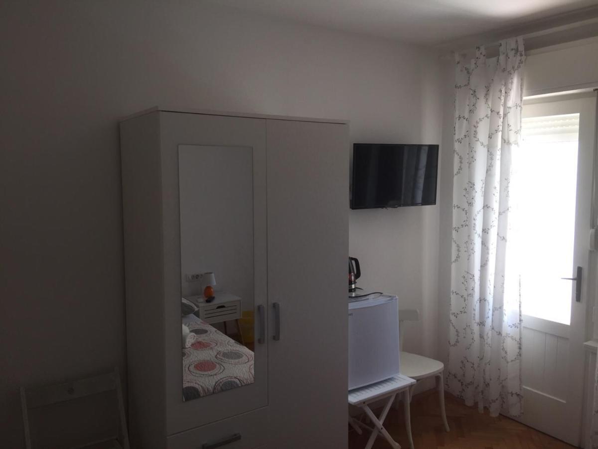 Apartman I Sobe Marijana Rab Town Bagian luar foto